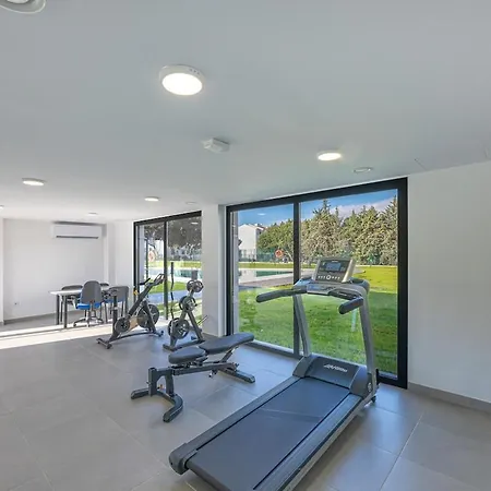 Modern In With Pool & Parking Apartment *