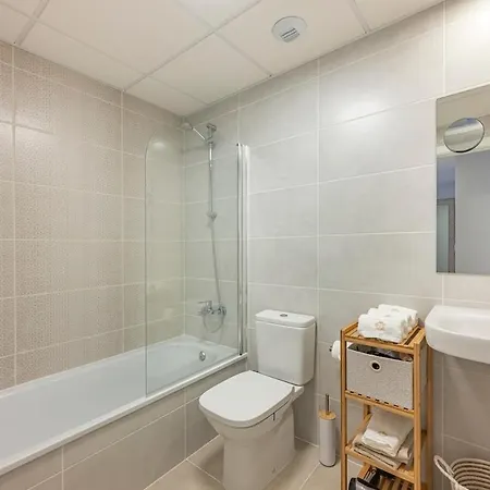 Modern In With Pool & Parking
