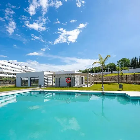 Modern In With Pool & Parking Apartment