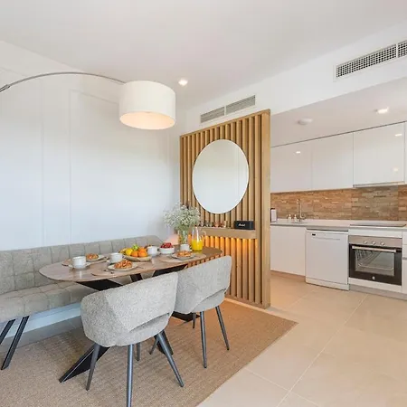 Lejlighed Modern In With Pool & Parking