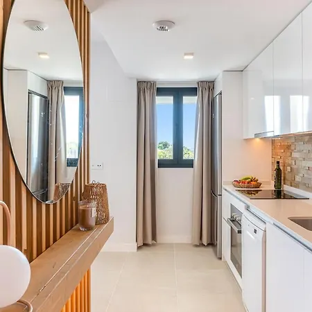 Modern In With Pool & Parking Apartment *