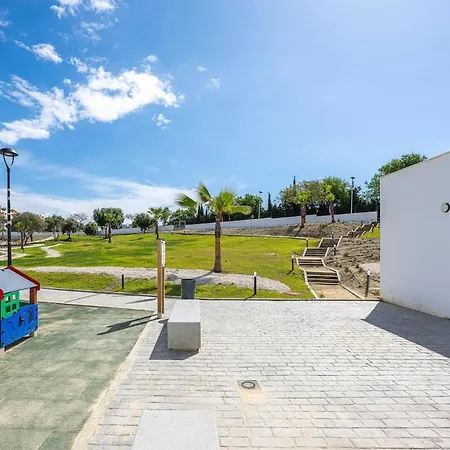 Modern In With Pool & Parking Lejlighed *