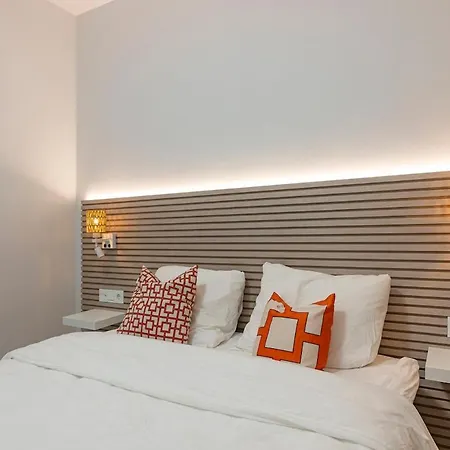 Modern In With Pool & Parking Lejlighed *