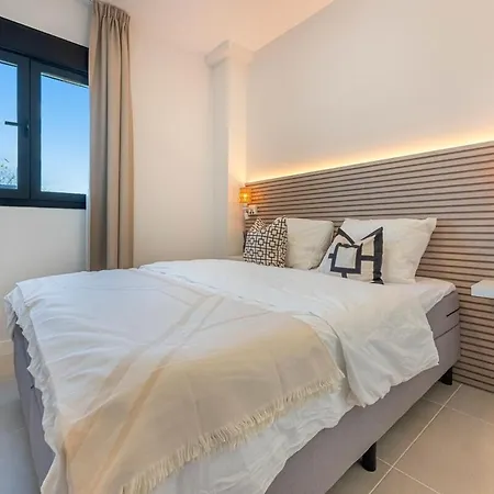 Modern In With Pool & Parking