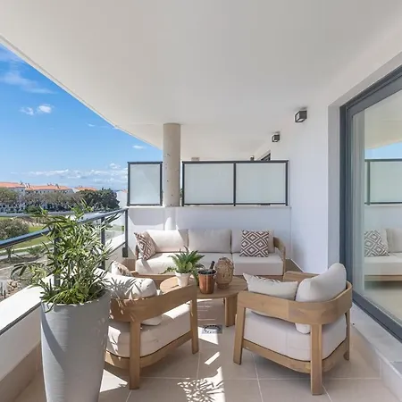 Modern In With Pool & Parking Apartment