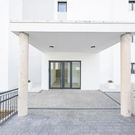 Apartment Modern In With Pool & Parking