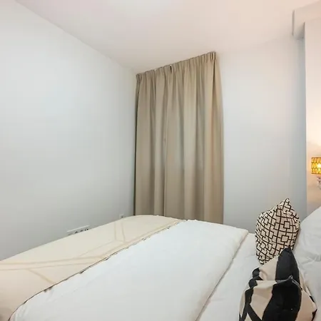 Modern In With Pool & Parking Apartment *