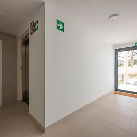 Modern In With Pool & Parking