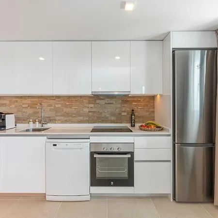 Modern In With Pool & Parking Apartment