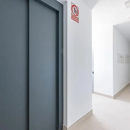 Modern In With Pool & Parking Lejlighed *