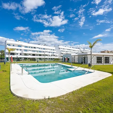 Modern In With Pool & Parking
